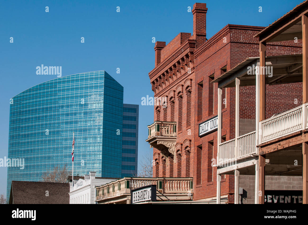 Altstadt trifft auf neue Stadt, historischen Zentrum der Altstadt von Sacramento, Sacramento, Kalifornien. Stockfoto