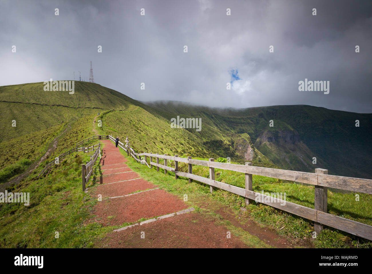Portugal, Azoren, Faial Island, Cabeco Gordo. Zaun um die Caldera Stockfoto