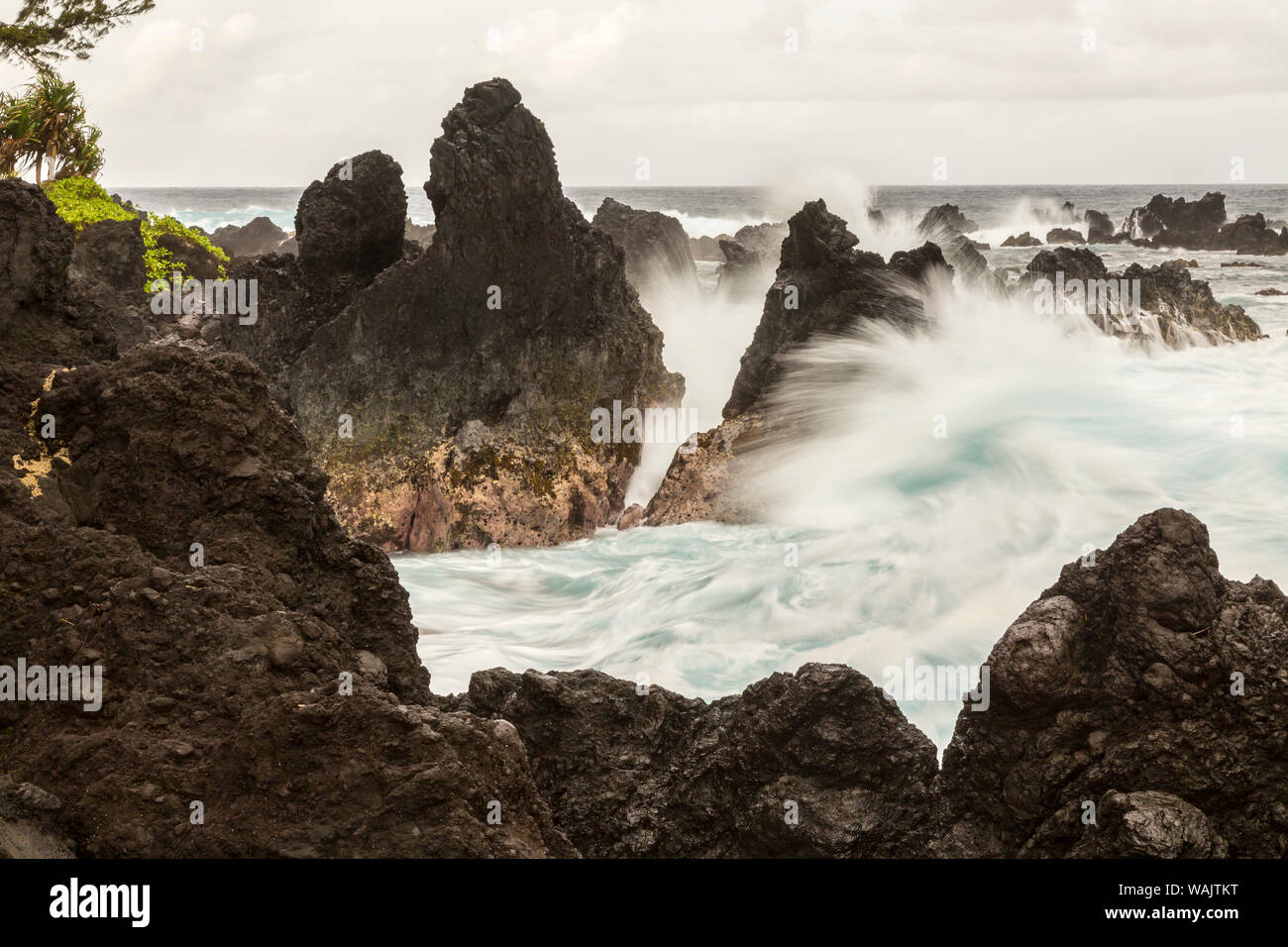 USA, Hawaii, Strand Laupahoehoe Point State Park. Wellen an der Küste Felsen. Credit: Cathy & Gordon Illg/Jaynes Galerie/DanitaDelimont.com Stockfoto