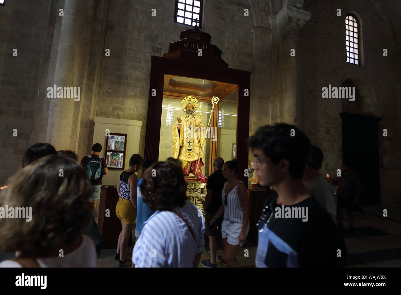 Bari, Italien - 15. Juli 2019: Die Statue des Heiligen Nikolaus in der Basilika San Nicola Stockfoto