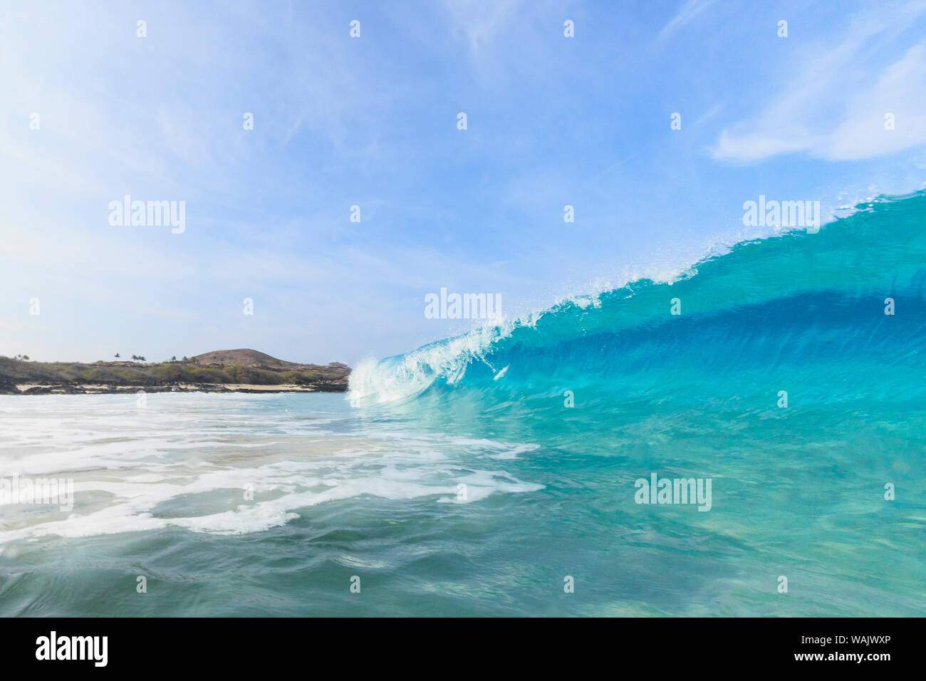 Fischaugenobjektiv Welle bricht an Kua Beach, nördlich von Kona, Big Island, Hawaii Stockfoto