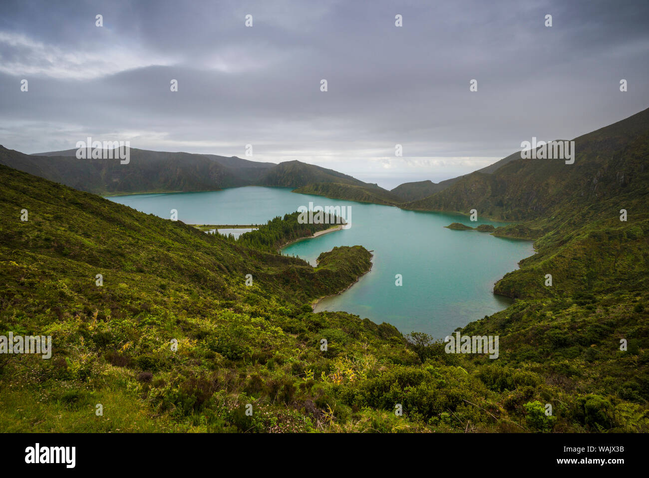 Portugal, Azoren, Sao Miguel Island. Pico Barrosa Berg von Lagoa do Fogo See Stockfoto