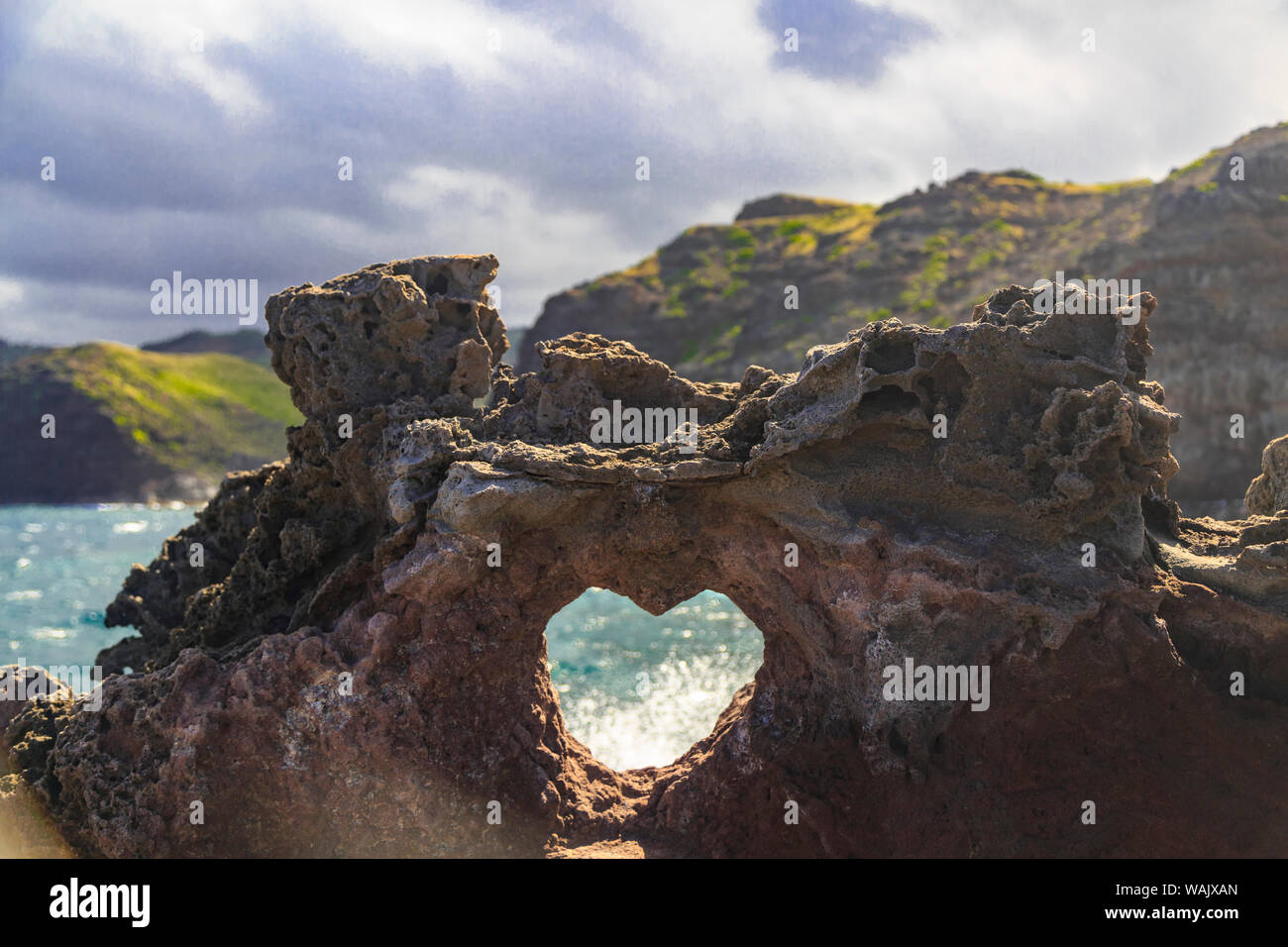 Herzförmige Öffnung in der Nähe von nakalele Blowhole, landmasse am östlichen Rand der nördlichen Spitze von Maui, Hawaii, USA Stockfoto