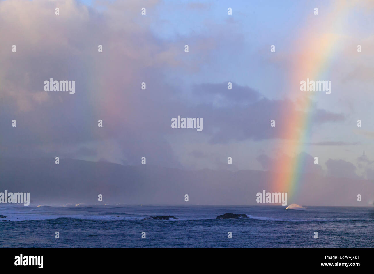 Vibrant rainbow Offshore, Pacific Storm Wellen, North Shore von Oahu, Hawaii Stockfoto