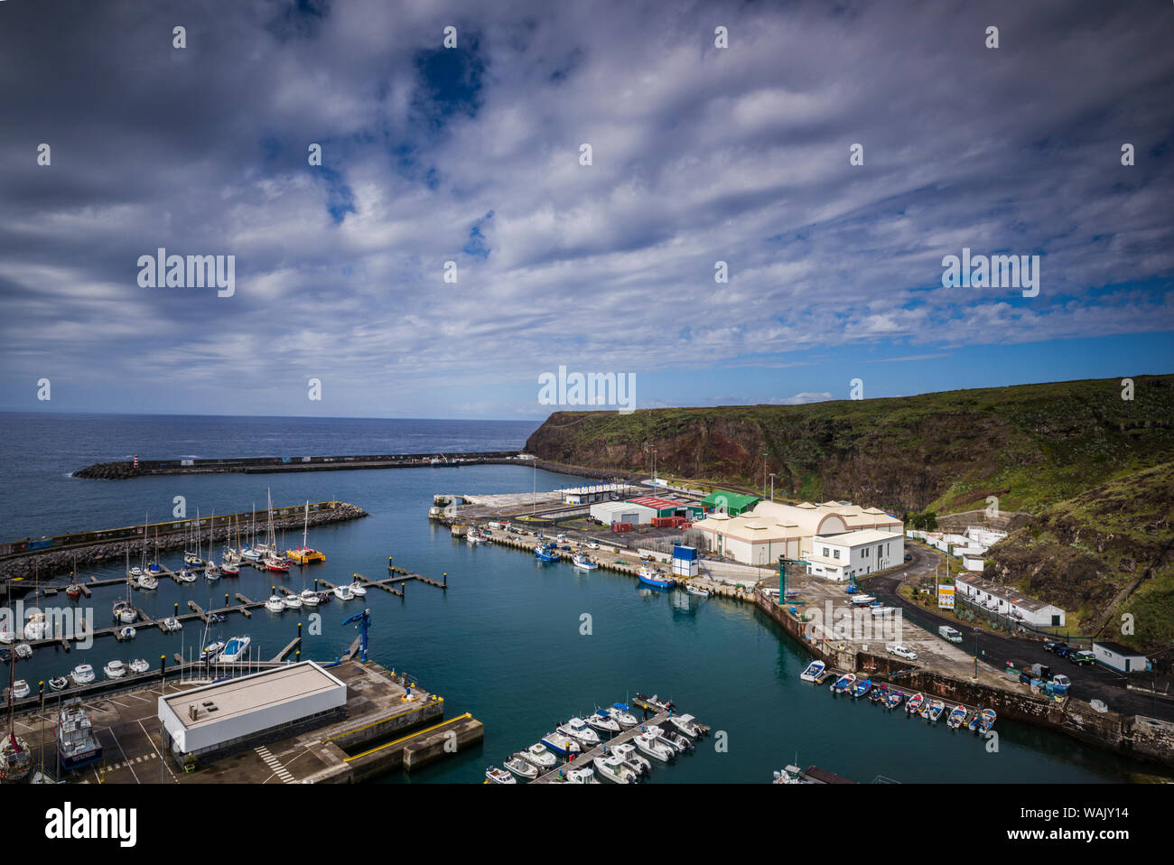 Portugal, Azoren, Santa Maria Island, Vila do Porto. Erhöht mit Blick auf den Hafen Stockfoto