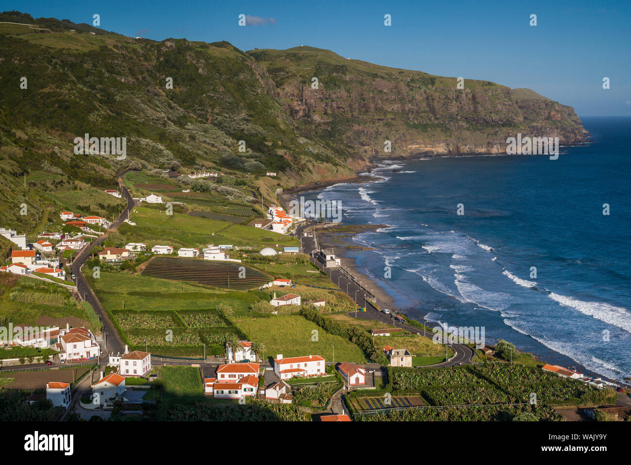 Portugal, Azoren, Santa Maria Island, Praia. Ansicht der Stadt und der Praia Formosa Strand Stockfoto