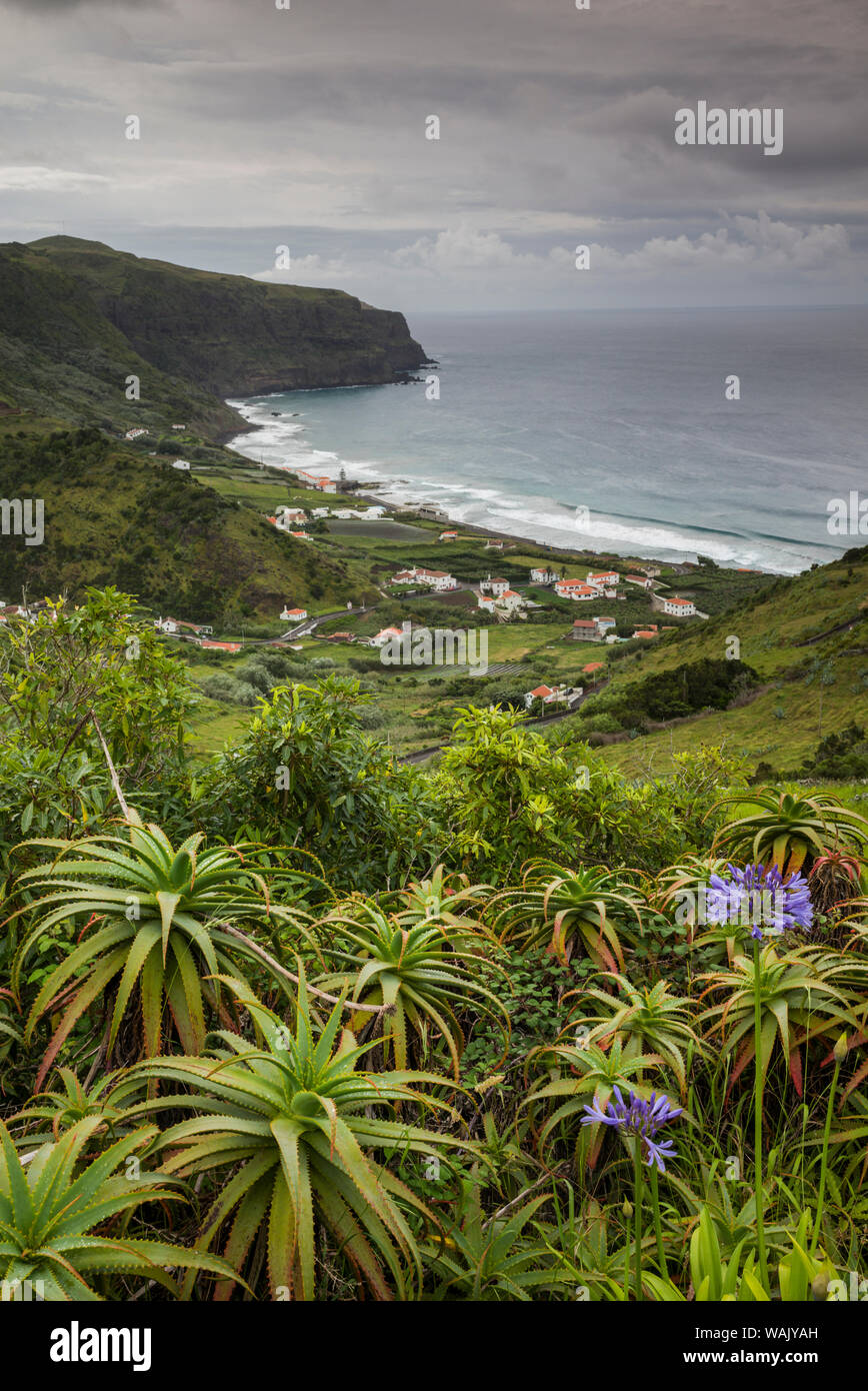 Portugal, Azoren, Santa Maria Island, Praia. Ansicht der Stadt und der Praia Formosa Strand Stockfoto