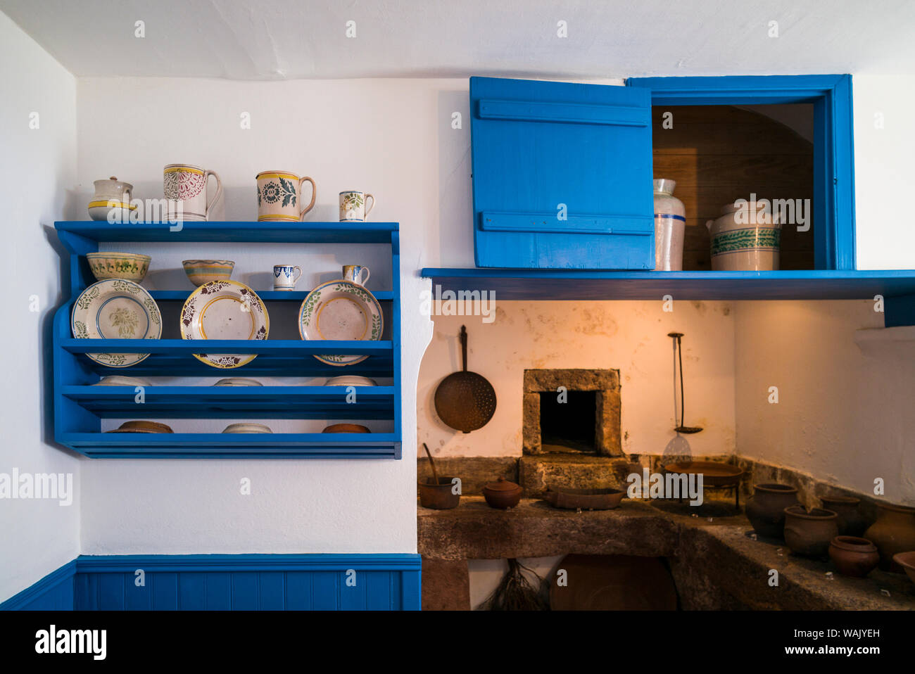 Portugal, Azoren, Santa Maria Island, Santo Espirito. Einrichtung im traditionellen Stil der Insel Haus Küche Stockfoto