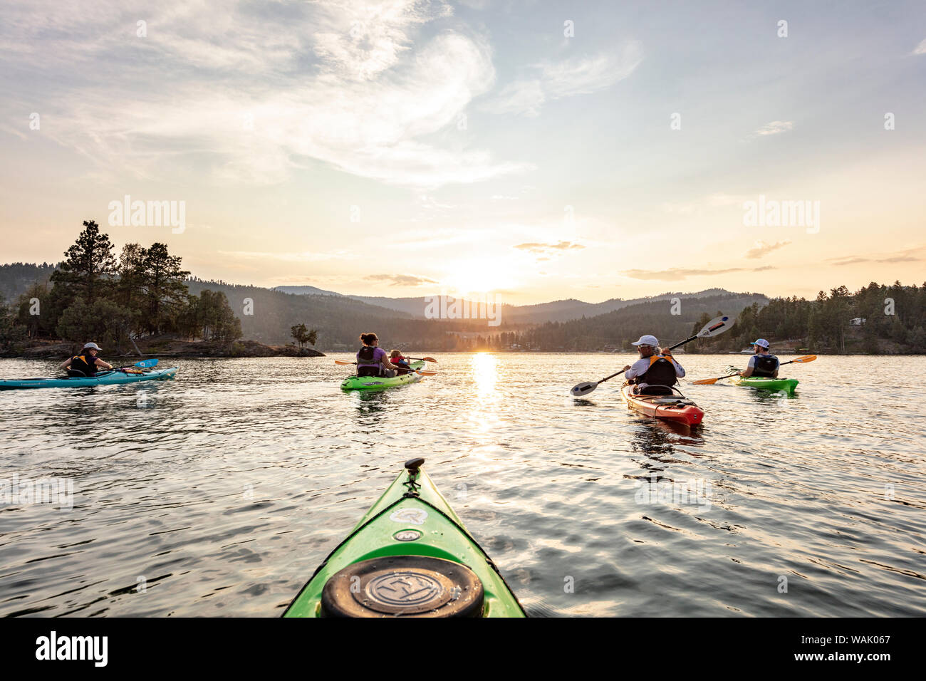 Familie Kajak auf dem Flathead Lake in Somers, Montana, USA (MR) Stockfoto