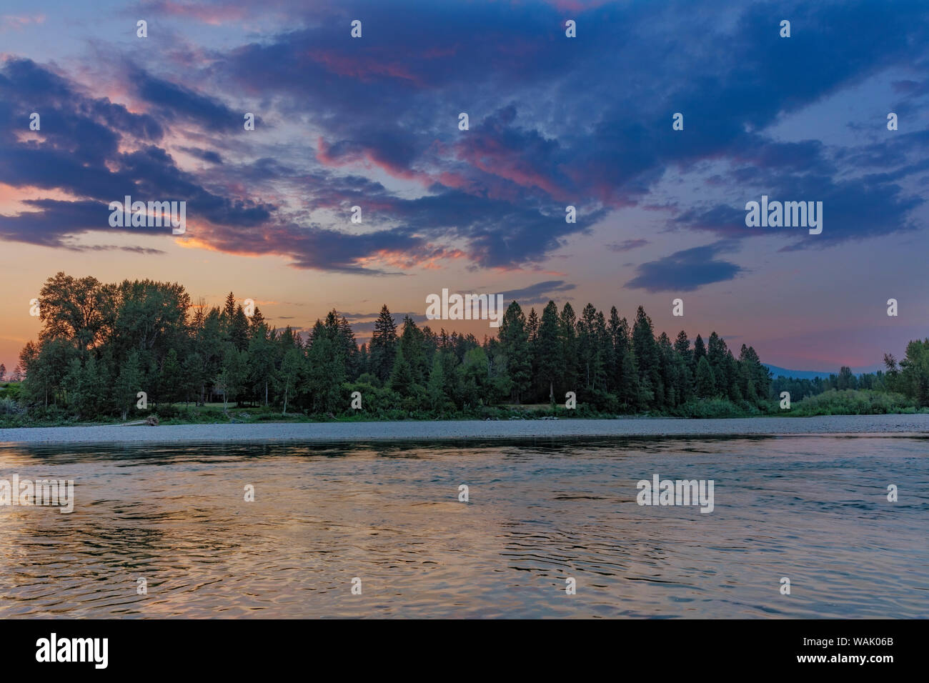 Sonnenuntergang Wolken über dem Flathead River in Columbia Falls, Montana, USA Stockfoto