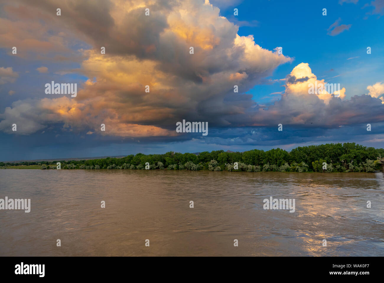 Stürmische Wolken bei Sonnenuntergang über den Yellowstone River in Miles City, Montana, USA Stockfoto