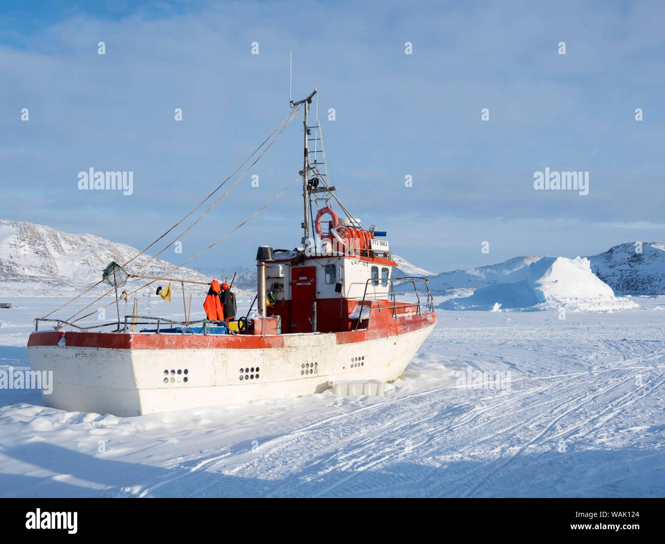 Ikerasak Fischerdorf im Winter in der uummannaq Fjord, nördlich des Polarkreises. Fischerboote im Hafen eingefroren. Grönland. Stockfoto