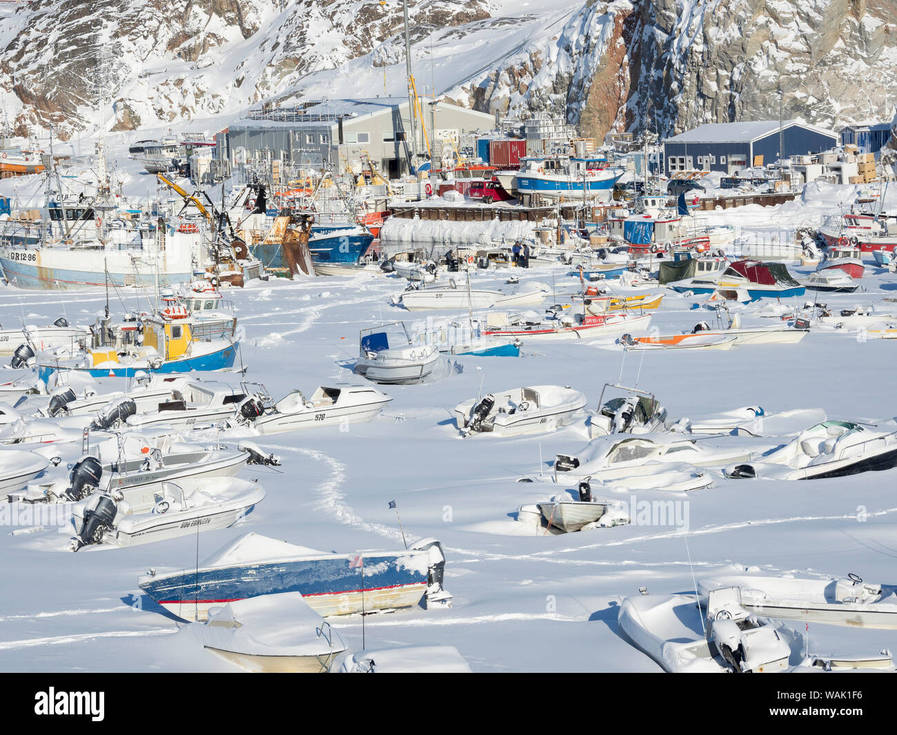 Gefrorene Hafen mit Fischerbooten. Grönland. Stockfoto