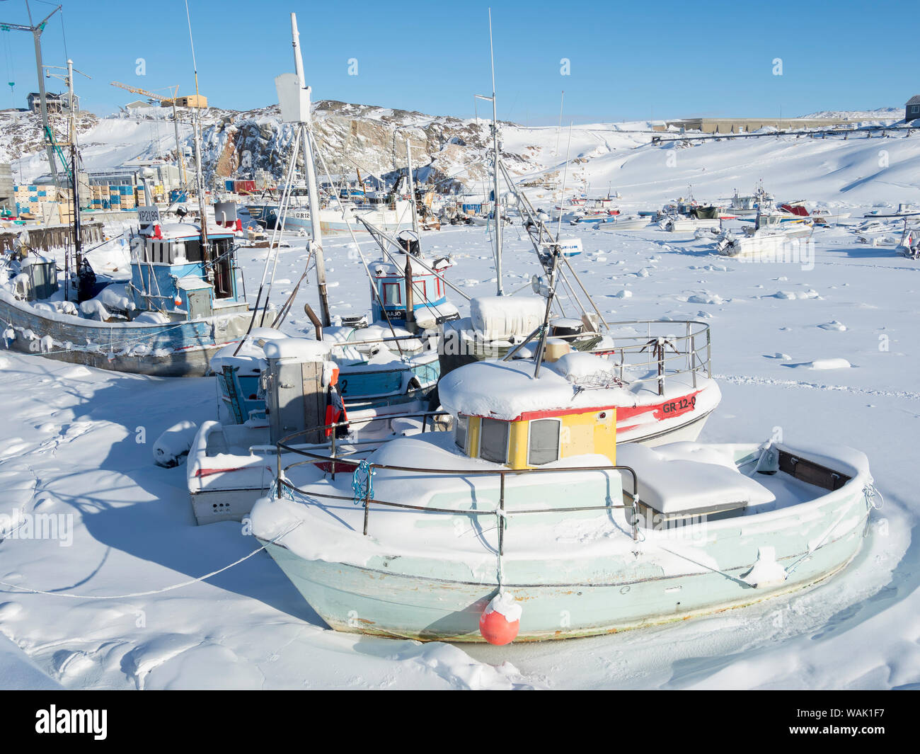 Gefrorene Hafen mit Fischerbooten. Grönland. (Redaktionelle nur verwenden) Stockfoto
