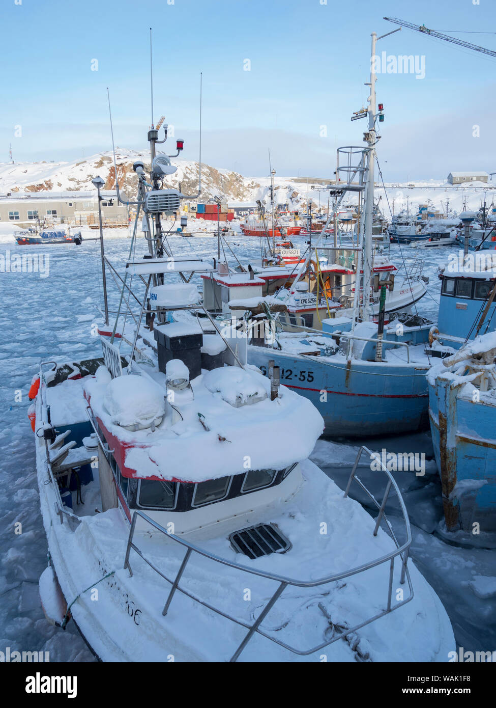 Gefrorene Hafen mit Fischerbooten. Grönland. (Redaktionelle nur verwenden) Stockfoto