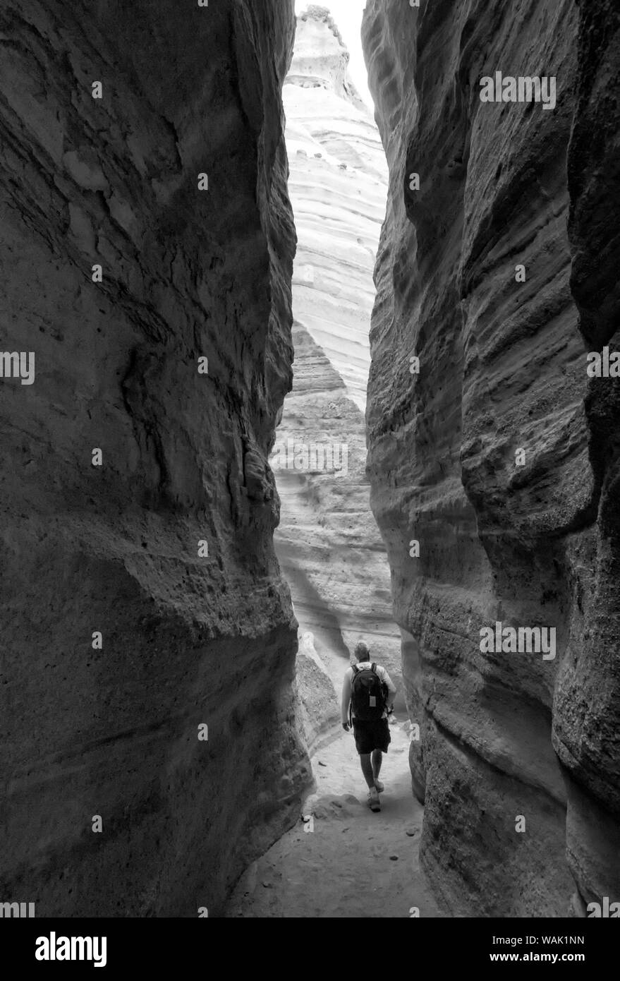 USA, Tent Rocks National Monument, New Mexico. Ein Wanderer erforscht den Canyon. Stockfoto