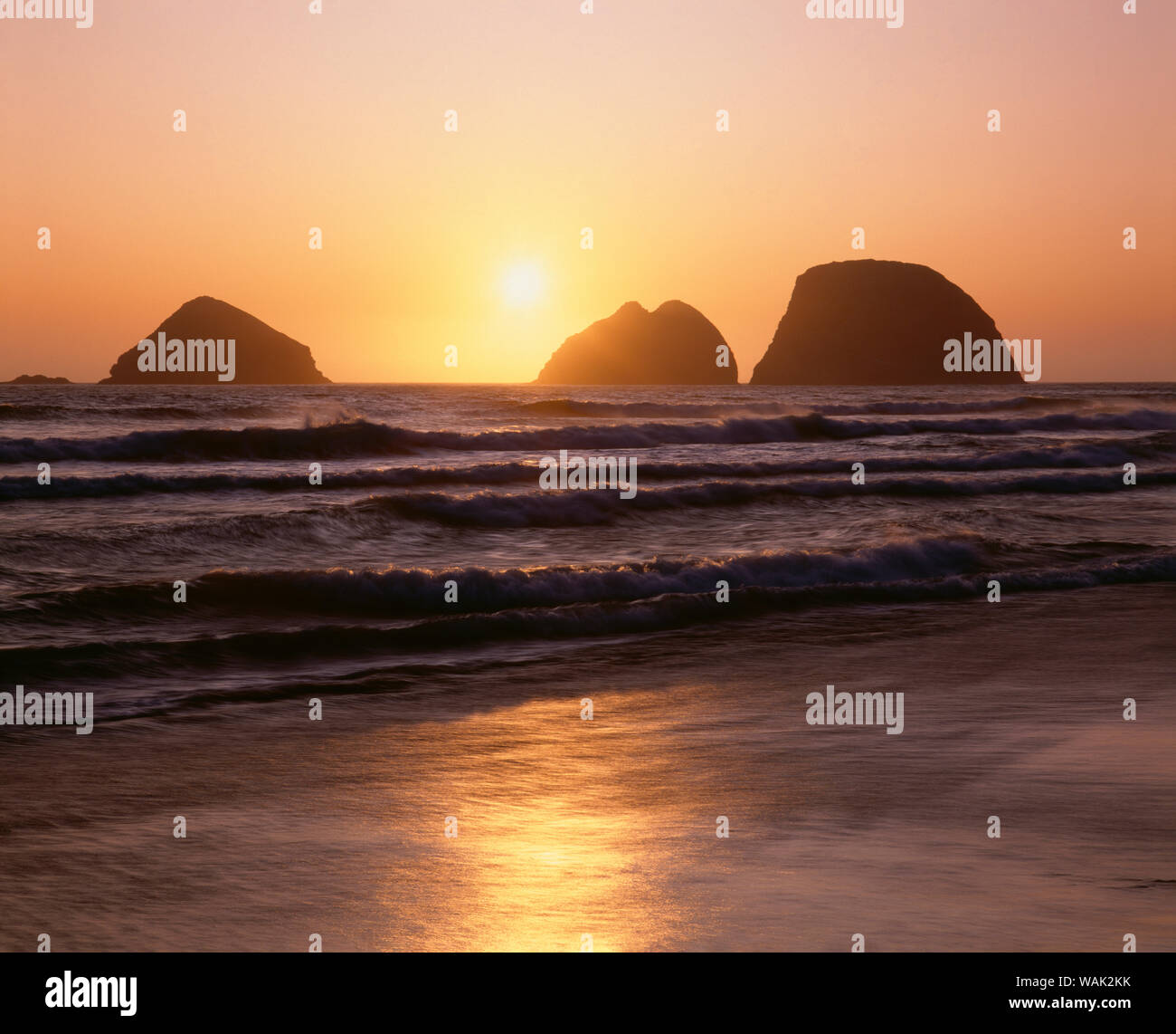 USA, Oregon, Oceanside Beach State Strecke. Sonnenuntergang über drei Arch Felsen. Stockfoto