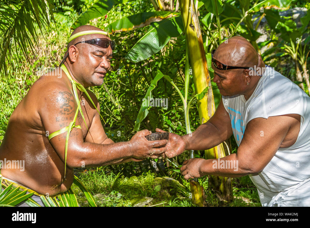 Kosrae, Mikronesien (FSM). Coconut Shell mit Kava Flüssigkeit (auch genannt sakau) ist mit einem anderen Mann zu trinken, übergeben. (MR) Stockfoto