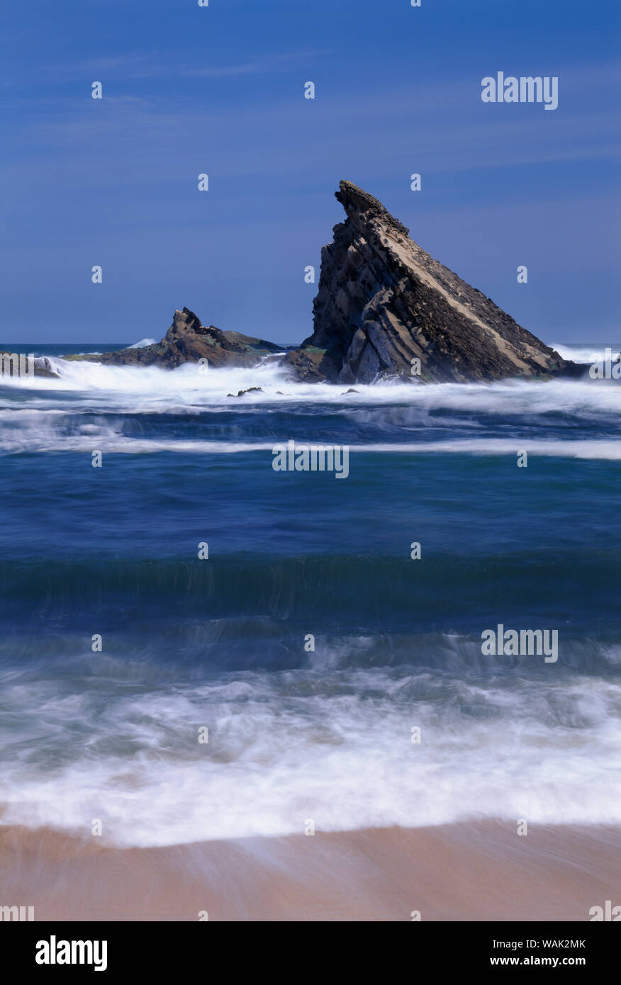 USA, Oregon, Shore Acres State Park. Eingehende surfen und geneigt, Sandstein Meer stack. Stockfoto