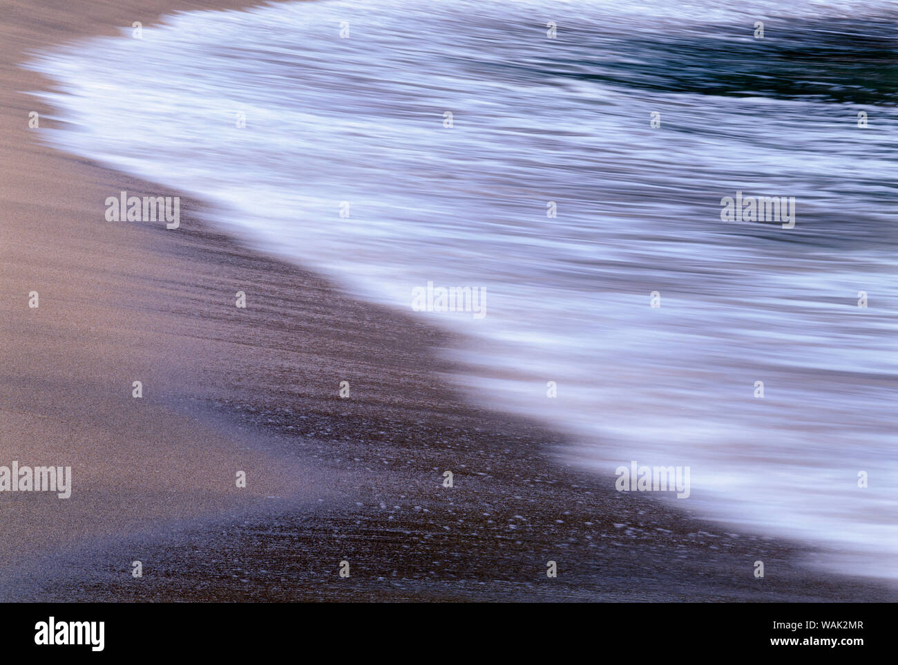 USA, Oregon, Shore Acres State Park. Wellen und Strand sand. Stockfoto