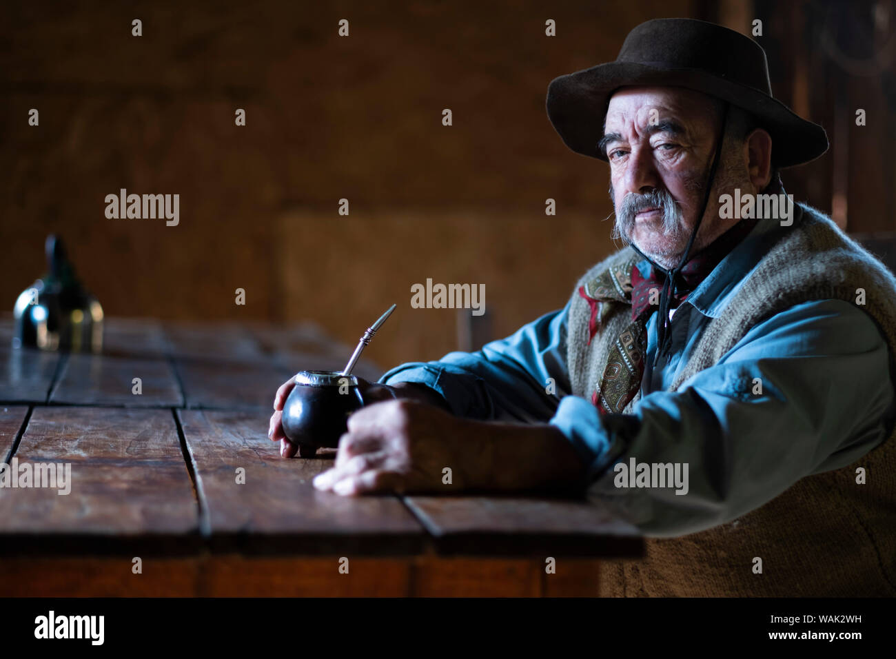 Argentinien. Ältere Gaucho mit mate Kürbis Stockfoto