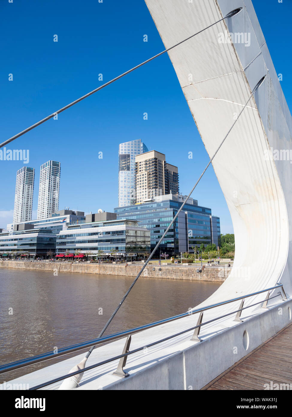 Puente de La Mujer, eine drehende Fußgängerbrücke, entworfen vom Architekten Santiago Calatrava. Puerto Madero, das moderne Leben Viertel um den alten Hafen von Buenos Aires. Südamerika, Argentinien. (Redaktionelle nur verwenden) Stockfoto