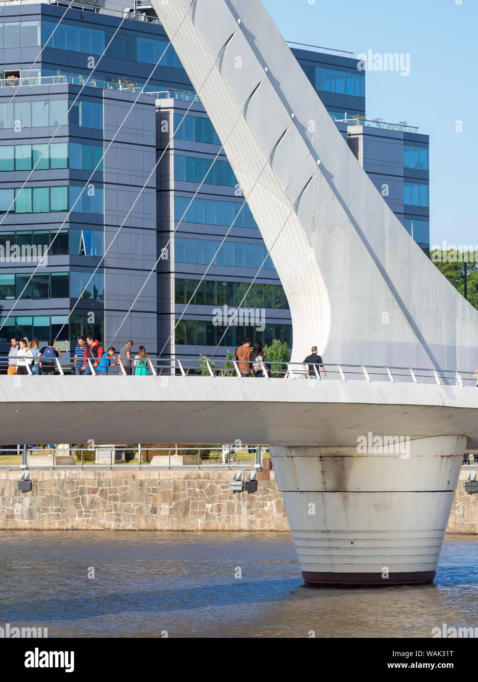 Puente de La Mujer, eine drehende Fußgängerbrücke, entworfen vom Architekten Santiago Calatrava. Puerto Madero, das moderne Leben Viertel um den alten Hafen von Buenos Aires. Südamerika, Argentinien. (Redaktionelle nur verwenden) Stockfoto