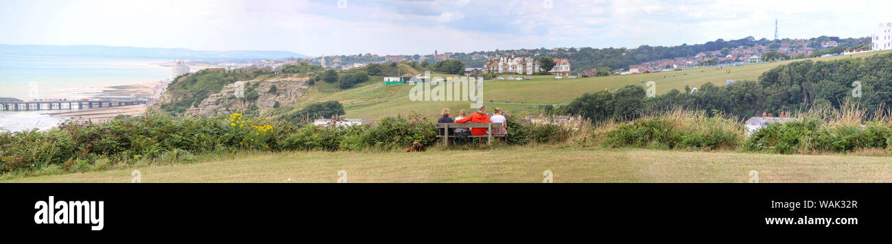 Aussergewöhnliches Panorama einer Familie auf einer Parkbank am Hasting Meer, Altstadt von Ost und West Hill Hill in englischer Sommer suchen, Stockfoto