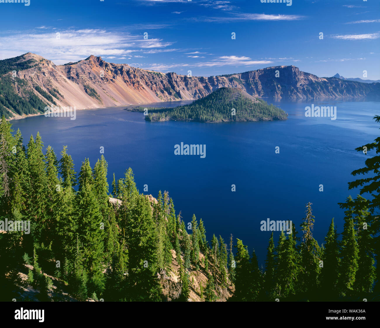 USA, Oregon, Crater Lake National Park. Crater Lake und Wizard Island mit weit entfernten Hillman Peak (links), Llao Rock (rechts) und Mount Thielsen (ganz rechts). Stockfoto