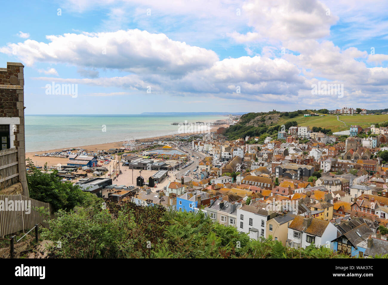 Die Dächer von Hastings - Ansicht von Osten Hügel der Küste, Altstadt, Dächer und West Hill, East Sussex, Großbritannien Stockfoto