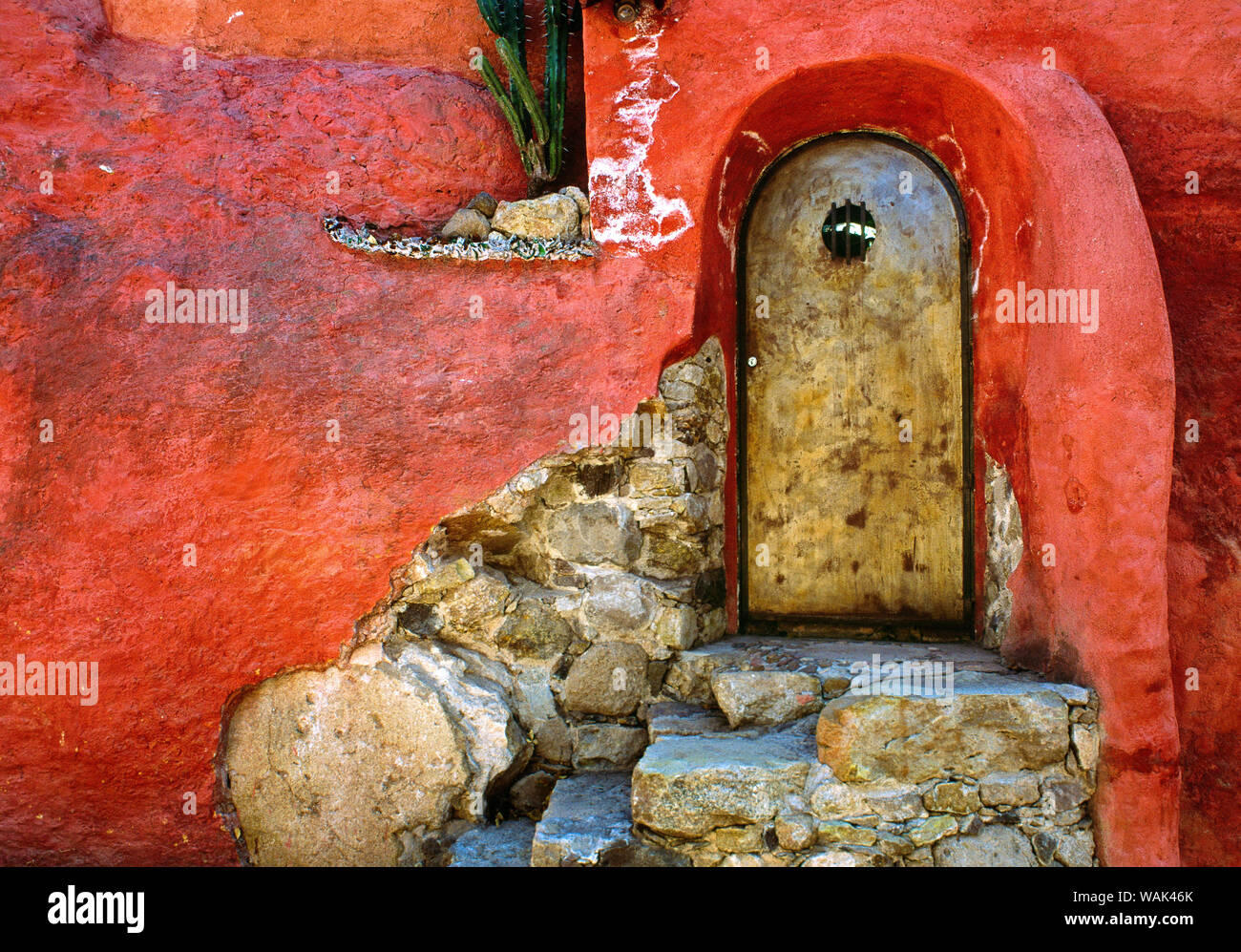 Mexiko, San Miguel de Allende. Verwitterte Haus Tür und Fassade. Kredit als: Jim Nilsen/Jaynes Galerie/DanitaDelimont.com Stockfoto