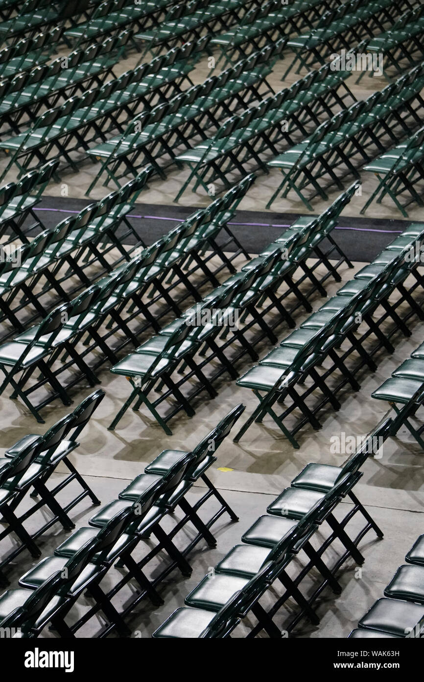 Fairfax, Virginia. Stühle warten Absolventen an der George Mason University, bevor eine Abschlussfeier. Stockfoto