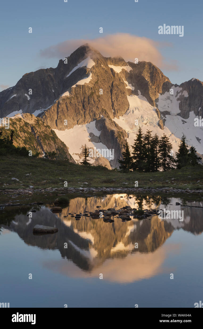 Whatcom Peak spiegelt sich in Tapto Lake, North Cascades National Park Stockfoto