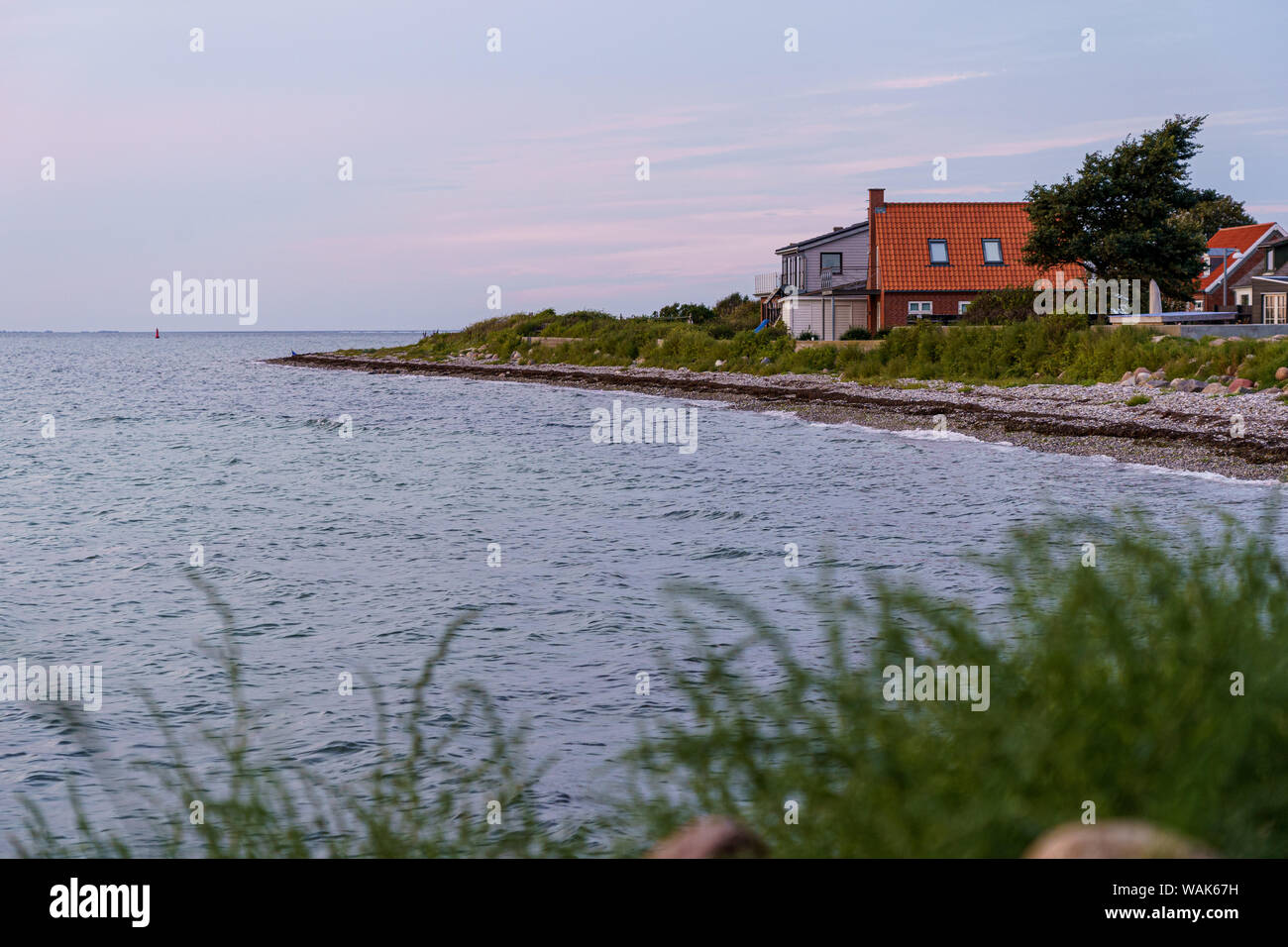 Abends am Strand Haus an der Küste mit Blick auf die Ostsee. Stockfoto