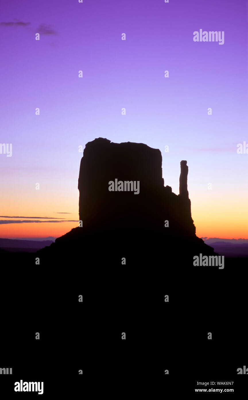 Mitten Buttes Silhouette gegen Dämmerung Himmel, Monument Valley Navajo Tribal Park, Arizona, USA. Stockfoto