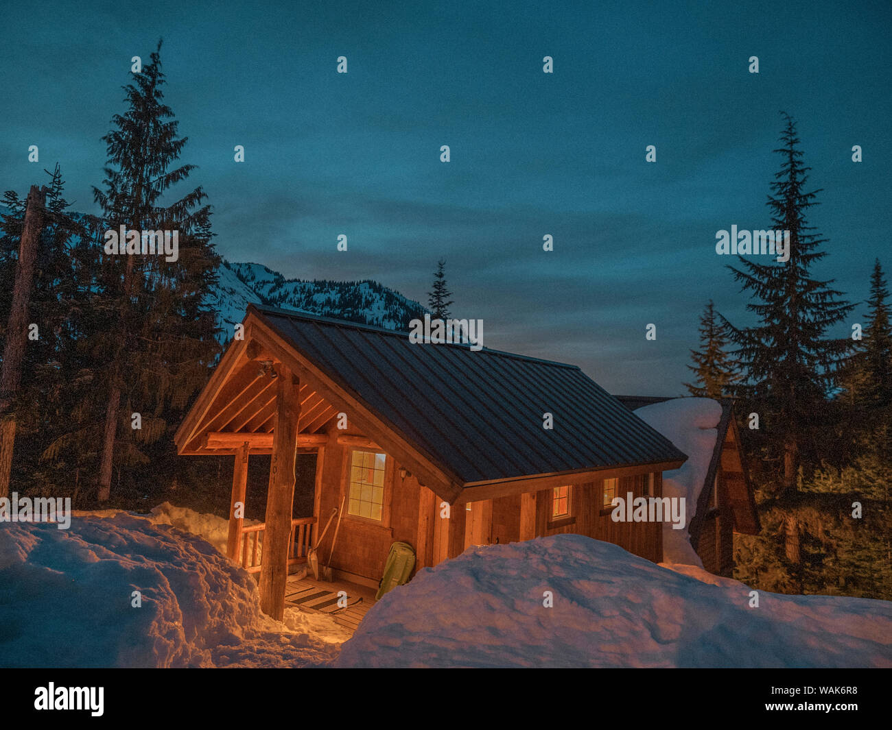 USA, Washington State, Pierce County, Crystal Mountain Resort, Gold Hügel. Ski Hütte Eintrag beleuchtet im winter nacht. (PR) Stockfoto