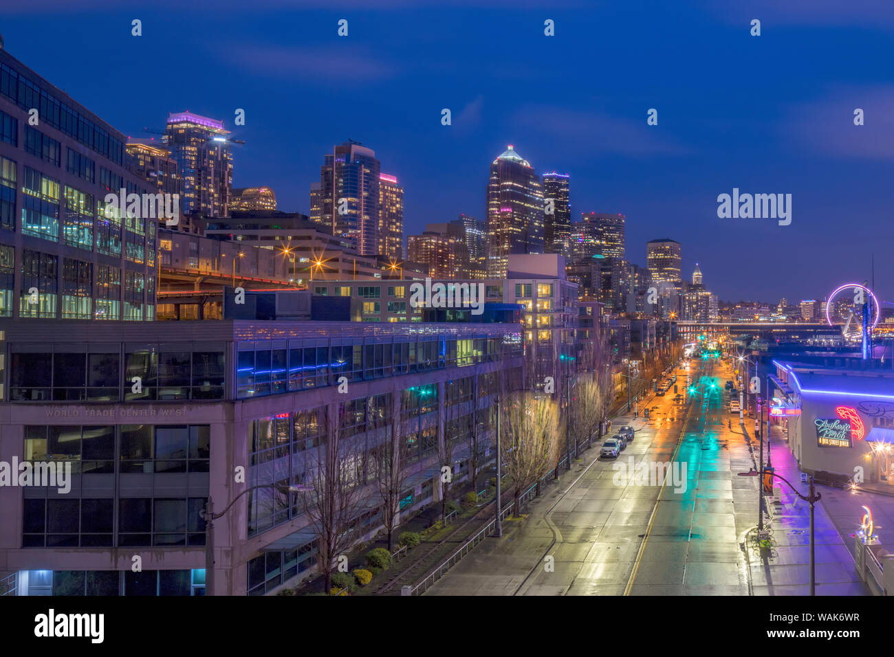 Von oben auf den Alaskan Art und Weise, wie der Verkehr in der Dämmerung in Seattle, Washington State, USA Stockfoto