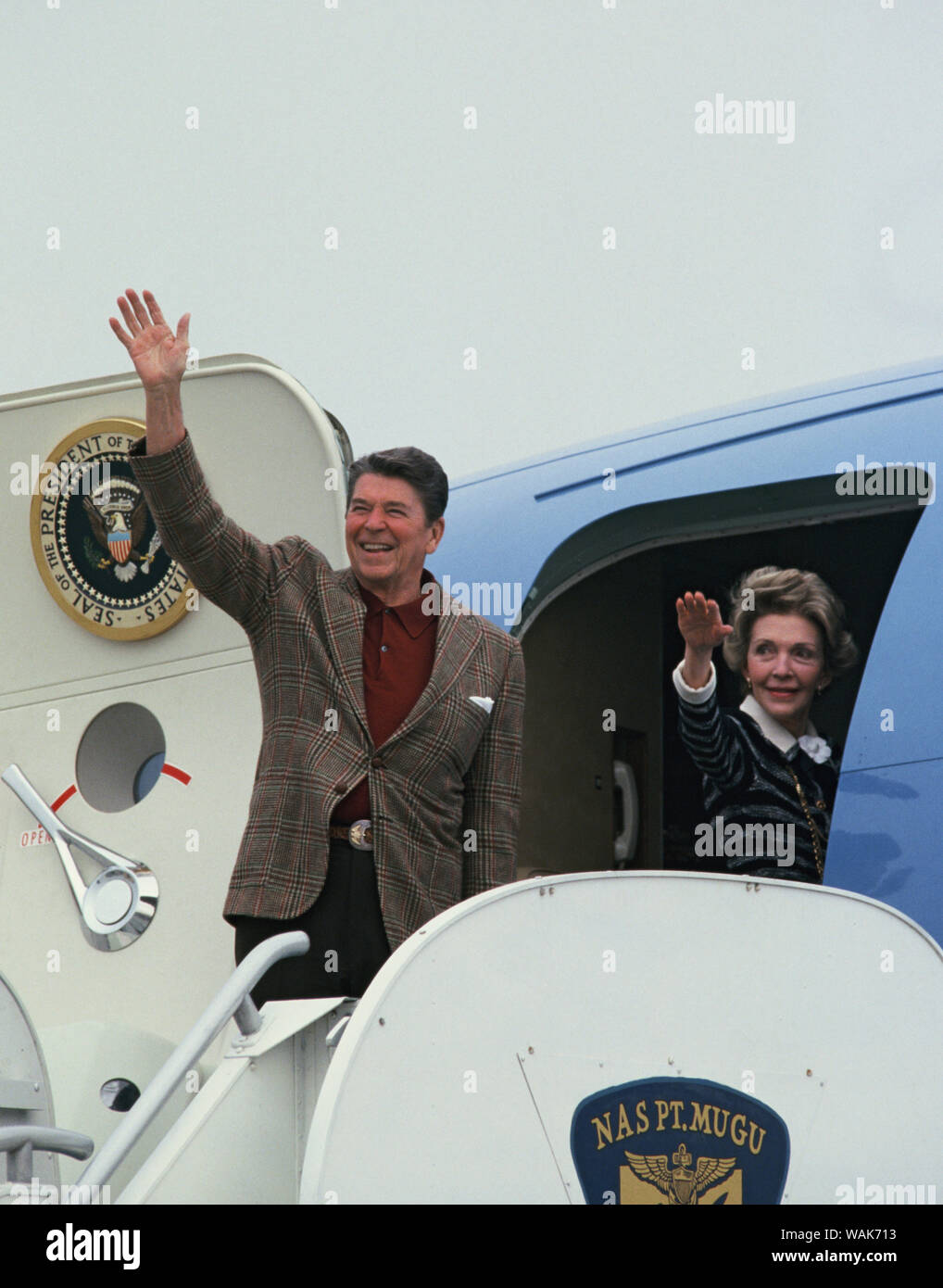 April 1985. Präsident Ronald Reagan und First Lady Nancy Reagan Welle wie Sie board Air Force One am Punkt Magu Naval Air Base. Stockfoto