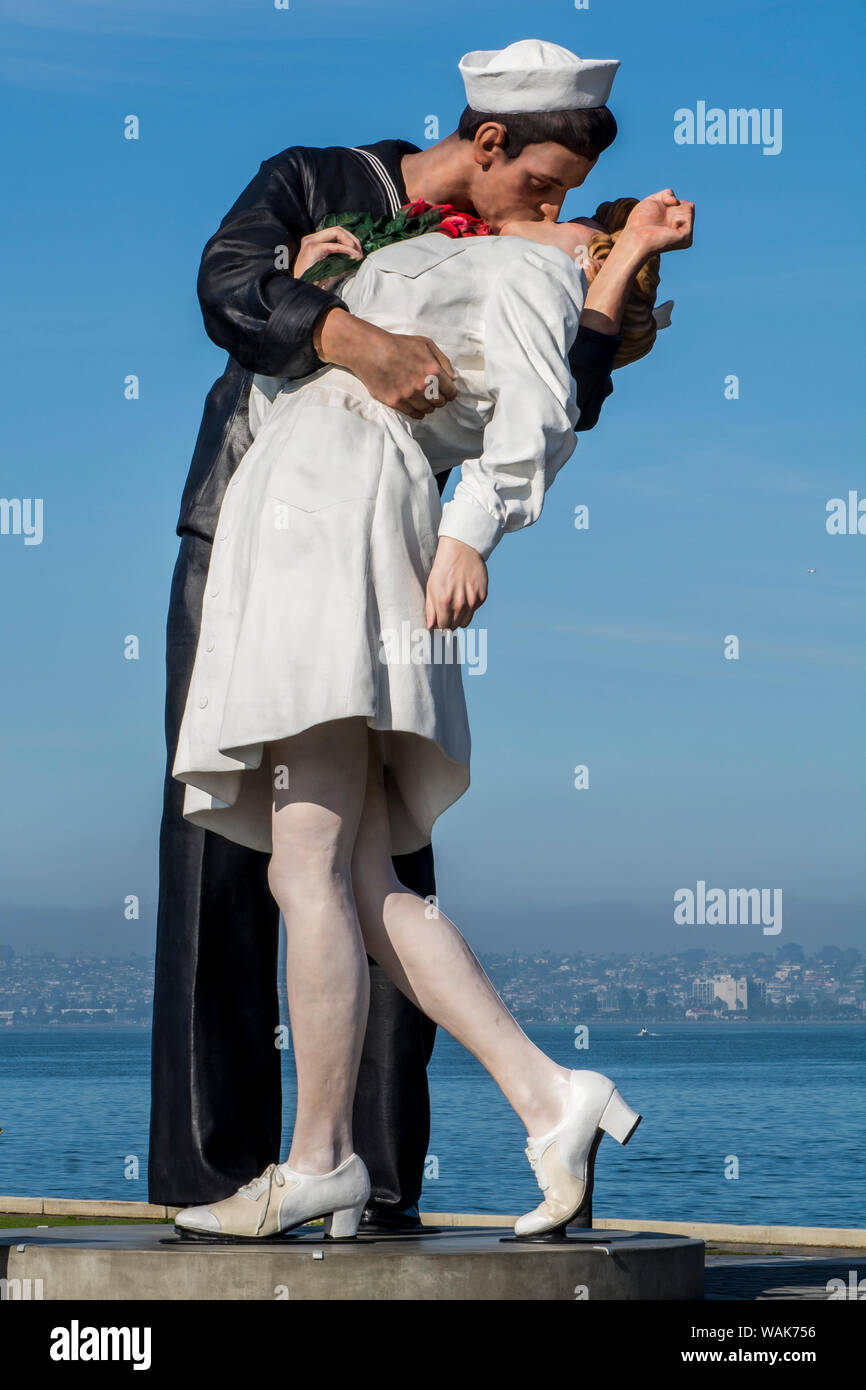 Bedingungslose Skulptur von Seward Johnson bei der USS Midway (Flugzeugträger) Museum, Hafen von San Diego, San Diego, Kalifornien ergeben. Stockfoto