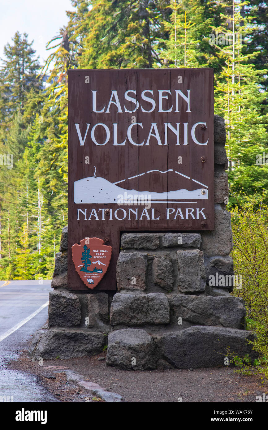 Eine von mehreren Zeichen markiert den Eingang in den Lassen Volcanic National Park. Stockfoto