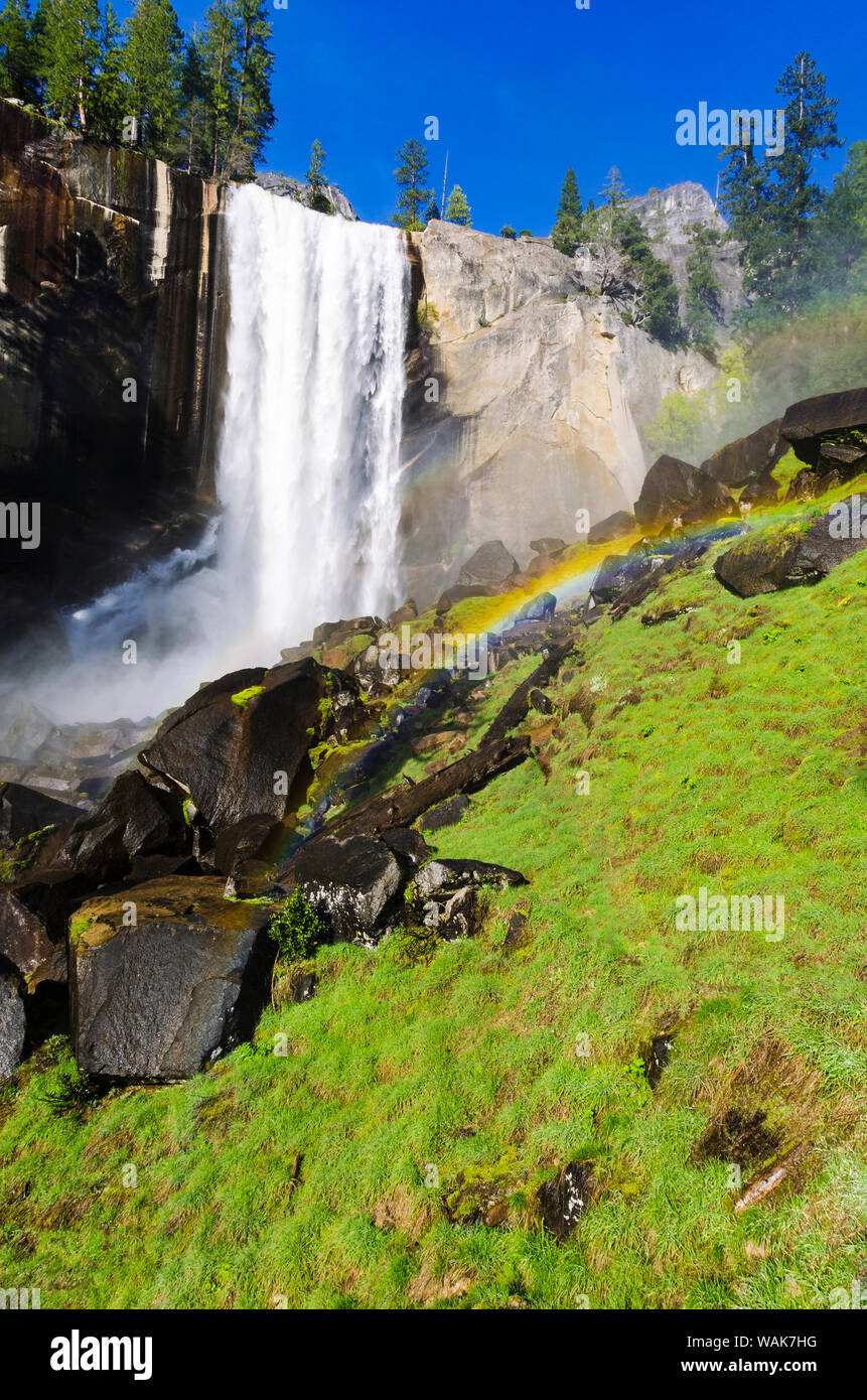 Vernal Falls und Regenbogen über den Mist Trail, Yosemite National Park, Kalifornien, USA. Stockfoto