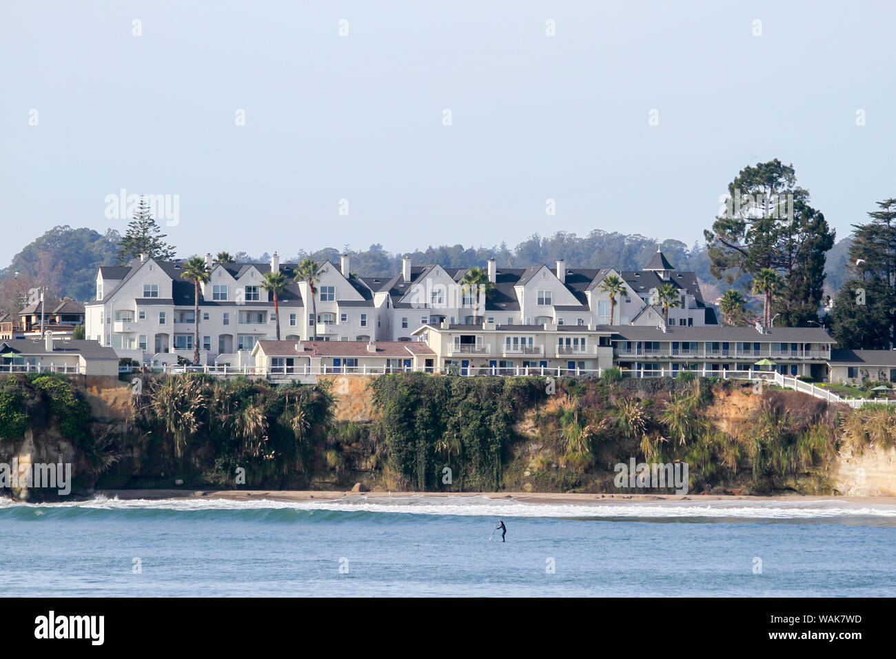 Gebäude mit Blick auf den Pazifischen Ozean, Santa Cruz, Kalifornien, USA. Stockfoto