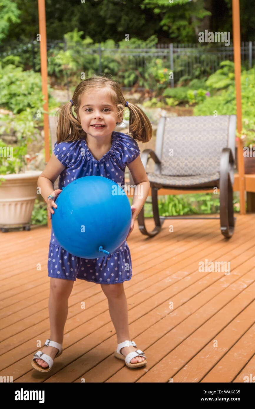 Issaquah, Washington State, USA. Drei Jahre alte Mädchen spielen mit einem Ballon. (MR, PR) Stockfoto