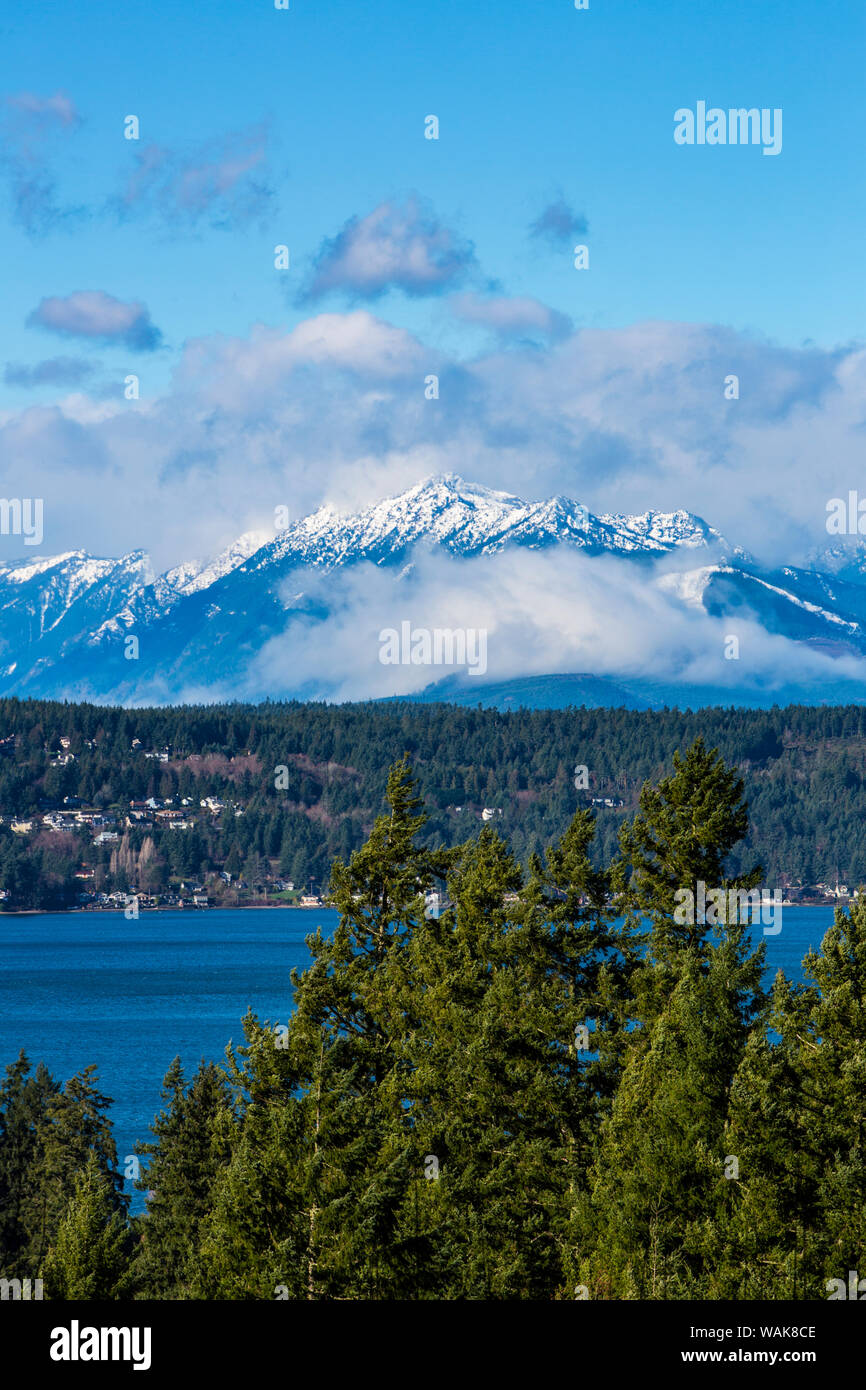 Bremerton, Washington State. Mount Bodensee taucht über dem Puget Sound Stockfoto