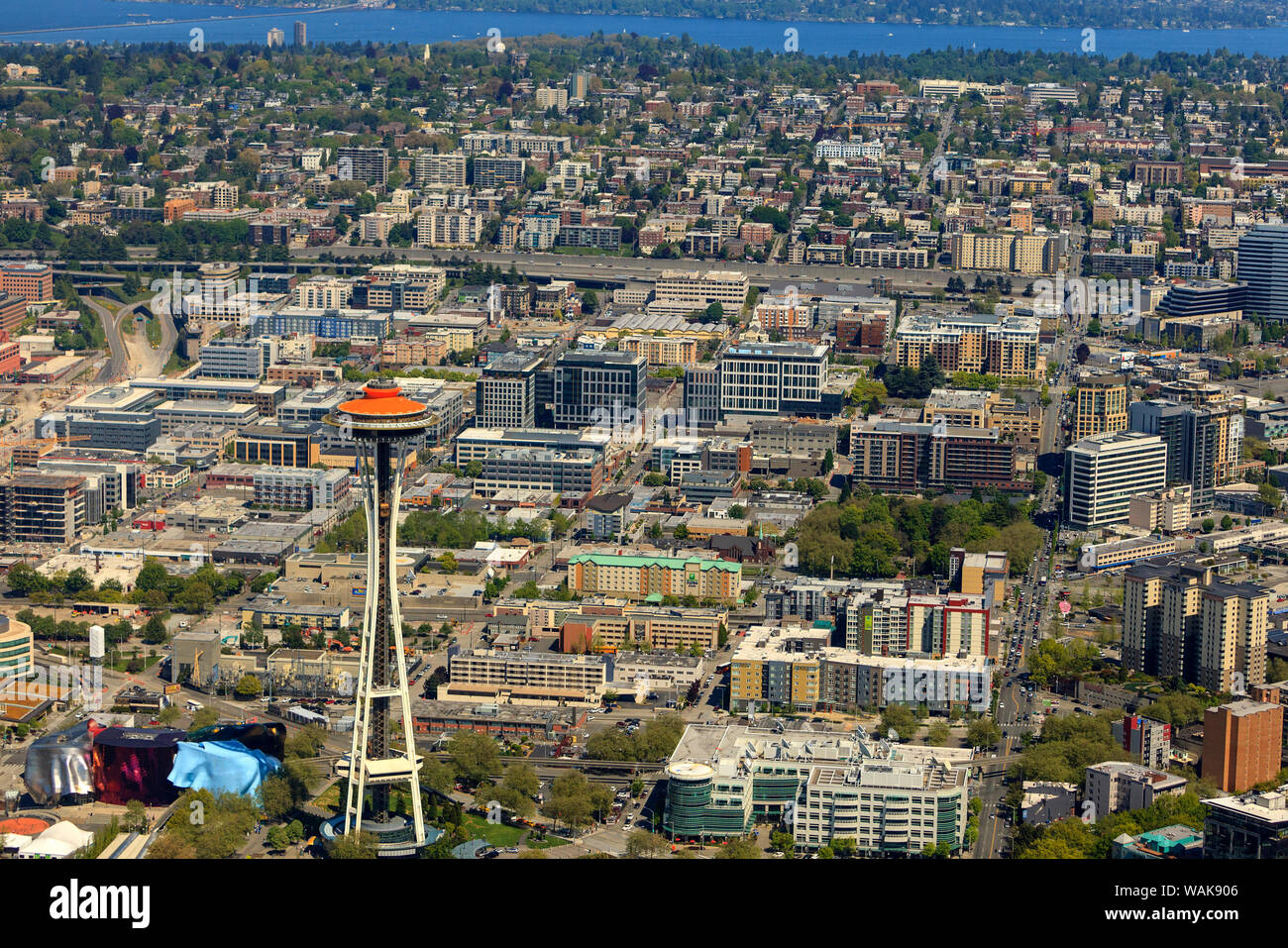 Luftaufnahme des Seattle Center und Umgebung in Seattle, Washington State, USA. Space Needle Dach lackiert 'Galaxy Gold', statt der üblichen Weiß, für sein 50-jähriges Jubiläum in diesem Jahr. Stockfoto