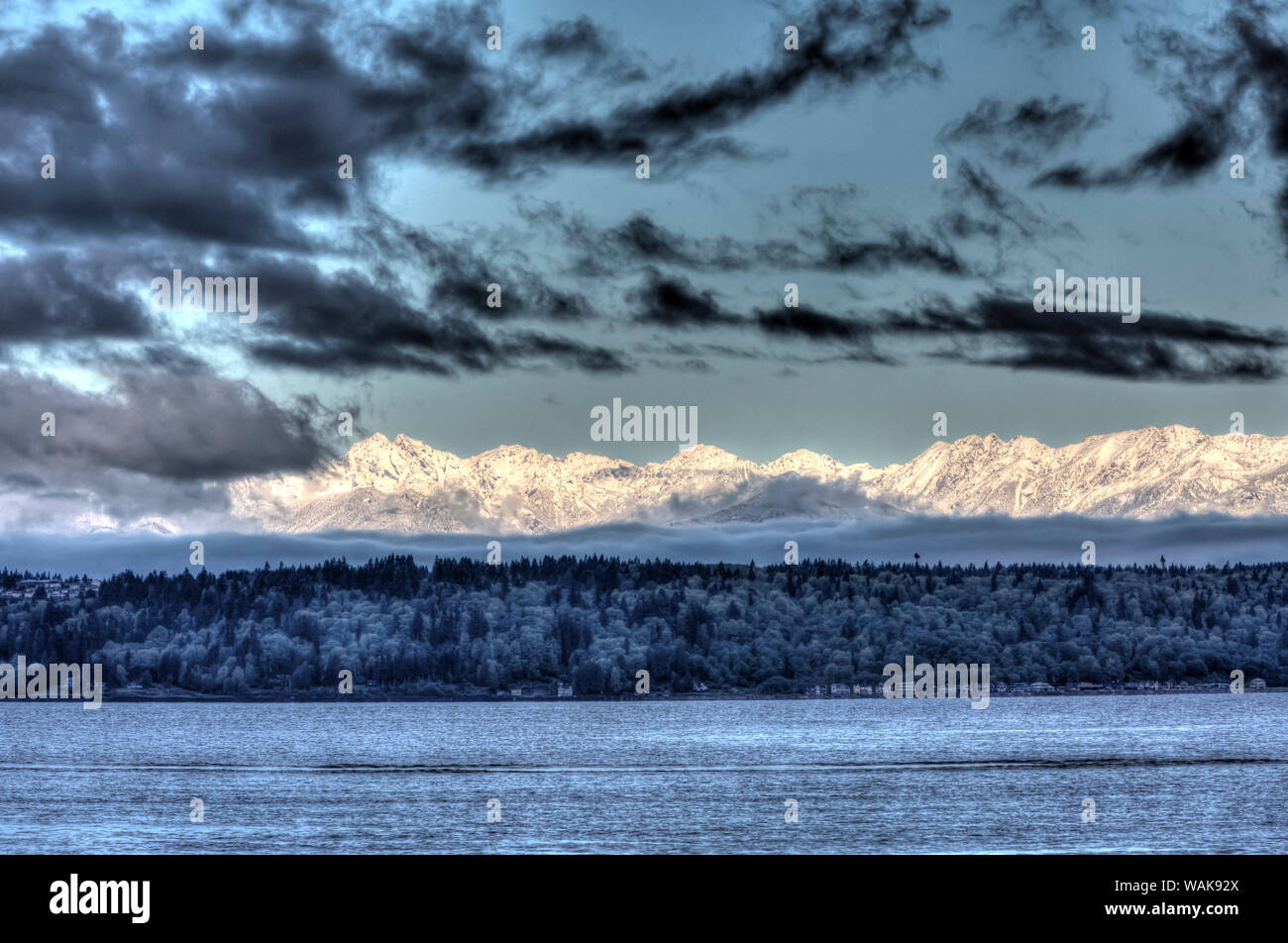 Blick auf die Olympic Mountains von Edmonds Fähre, Edmonds, Washington State, USA Stockfoto