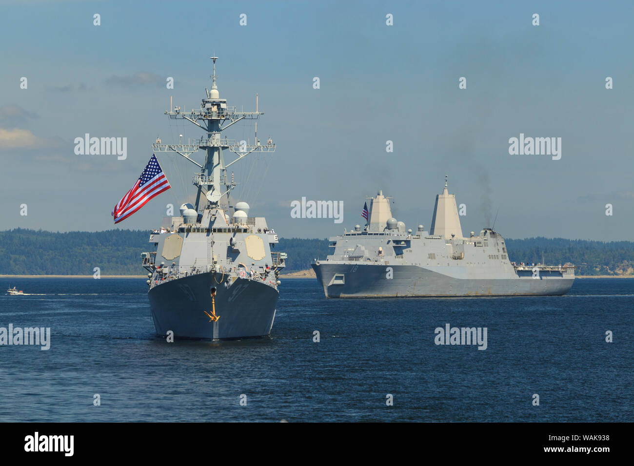 USS Halsey (Zerstörer) und USS New Orleans (Cruiser), Blick an Bord der USS Bunker Hill (CG52) guided missile Cruiser, Seafair Feier Parade der Schiffe, Flotte Woche, Elliott Bay, Seattle, Washington State, USA Stockfoto