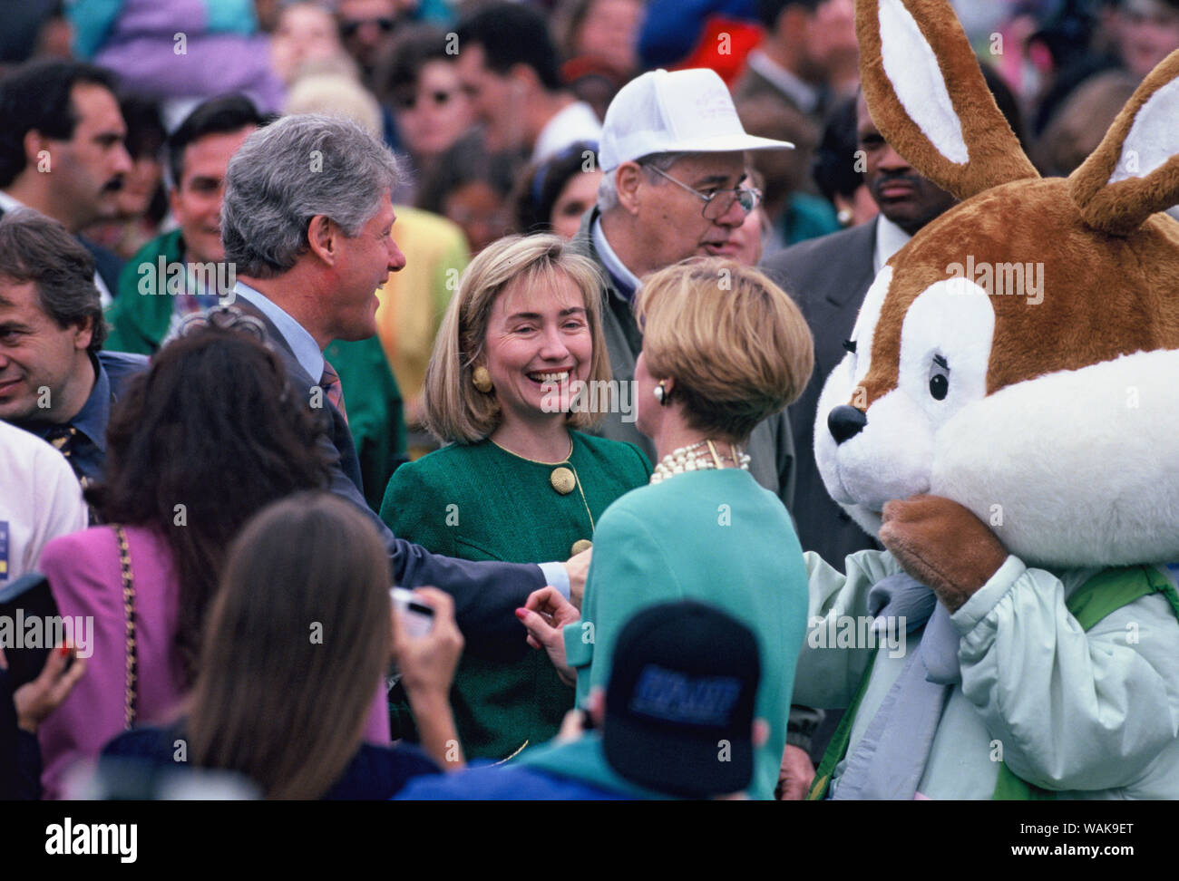 April 01, 1993. Washington, D.C. Präsident William Jefferson Clinton und die erste Dame im Weißen Haus Ostereier rollen. Stockfoto