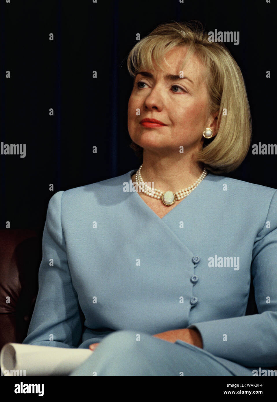 September 13, 1997. Washington, D.C. First Lady Hillary Rodham Clinton im Gesundheitswesen Veranstaltung Ankündigung Beschriftung auf Kind Verordnungen. Stockfoto