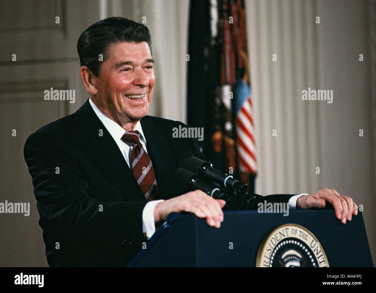 April 01, 1985. Washington, D.C. Reagan lacht auf eine Frage auf einer Pressekonferenz im Osten. Stockfoto